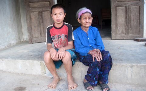Cha mất, mẹ bỏ đi, hai bà cháu sống không biết đến ngày mai