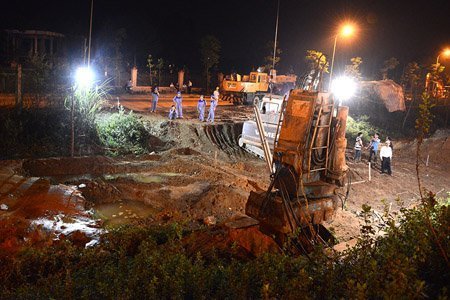 Đảo lộn sinh hoạt vì sự cố vỡ đường nước sạch