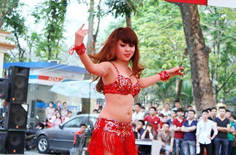 Nữ sinh múa bụng nóng bỏng giữa sân trường