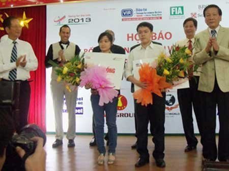 Đại gia chơi golf làm từ thiện cho SV nghèo