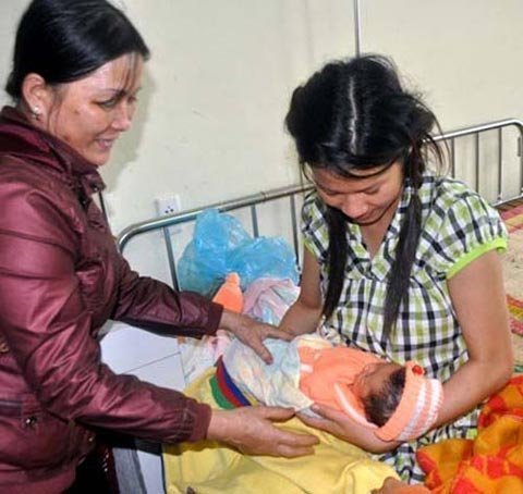 Vụ nhầm con: Hành trình về với mẹ đẻ của bé 3 tháng tuổi