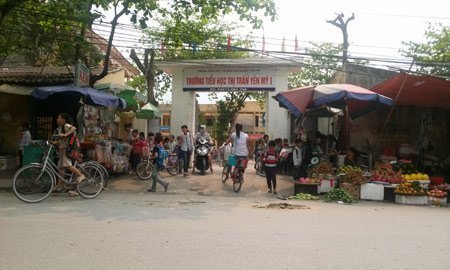Vụ giăng biểu ngữ: Tạm dừng điều chuyển hiệu trưởng