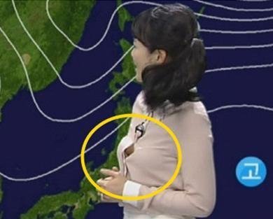 MC thời tiết lộ ngực khi đang lên hình