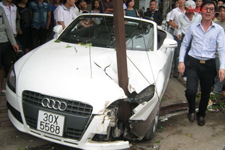 Hàng loạt siêu xe, xế sang tan nát ở Việt Nam