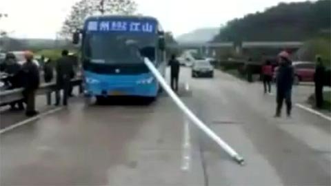 Tài xế xe buýt thoát khỏi tử thần trong chớp mắt