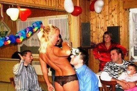 Kinh hoàng bố mẹ Tây cho con xem 