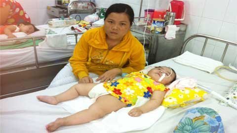 Cứu bé gái nghèo nhiều bệnh tật