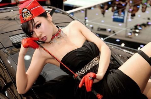 Nữ PG xinh đẹp trong triển lãm xe hơi