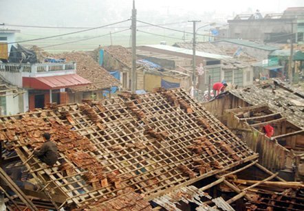 Mưa đá ‘khủng’, chui gầm giường lánh nạn