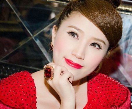 Bảo Thy đeo nhẫn khủng giá 2 tỷ đồng?