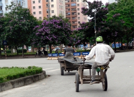 Xe kéo thép ngang nhiên 