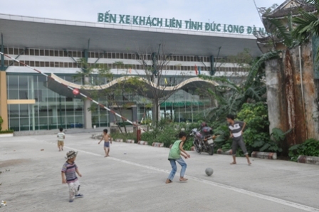 Bến xe trăm tỷ thành sân đá bóng cho trẻ em