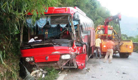 Tai nạn trên đèo, 60 người thoát chết