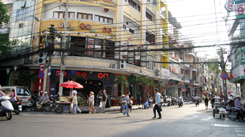 Quý bà mua dâm và những biến thái quái đản phố “trai gọi”