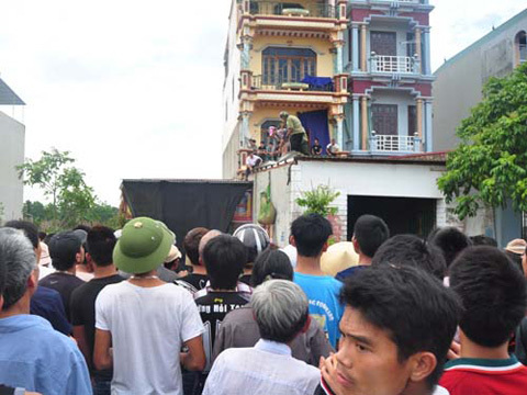 Tài xế xe “điên” hất người lên nóc nhà trình diện
