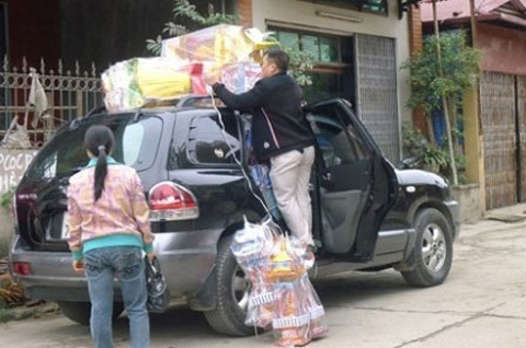 Đốt cho con trai vài chục gói bao cao su bằng giấy