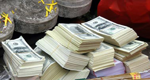 Dùng tiền âm phủ đổi gần 70 triệu tiền thật