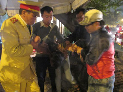 Cứu nữ sinh 16 tuổi mang thai định tự tử trên cầu Chương Dương