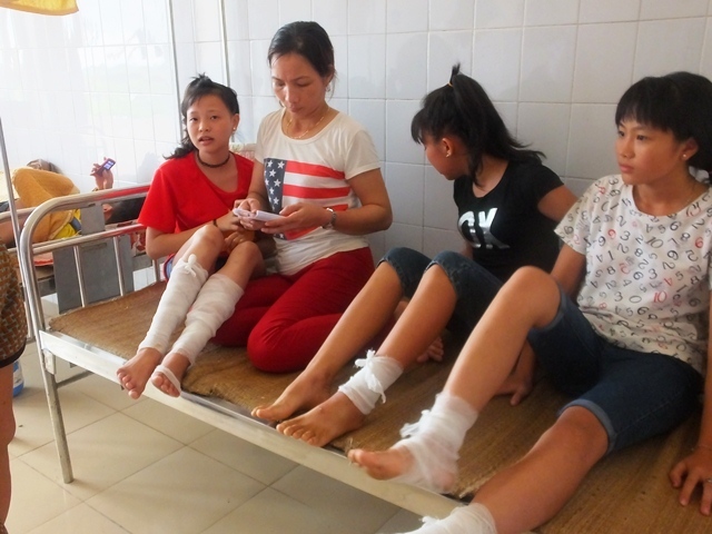 Hắt xăng vào lửa trại thiếu niên, 75 người bị bỏng