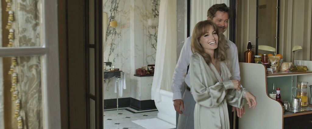 Brad Pitt và Angelina Jolie tình tứ trong phim mới