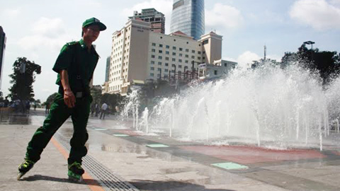 Trượt patin tuần tra trên phố đi bộ Sài Gòn