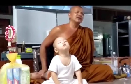 Sư thầy giảng đạo, chú tiểu ngủ gật ngộ nghĩnh