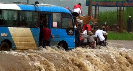 Nháo nhào thoát khỏi xe khách chết máy giữa lũ dữ