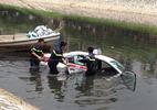 Hà Nội: Chủ quán trà đá ngẫu hứng, taxi 'bay' xuống sông