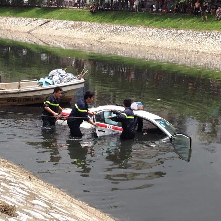 Hà Nội: Chủ quán trà đá ngẫu hứng, taxi 'bay' xuống sông