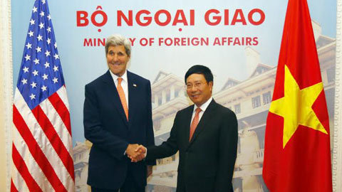 Cái bắt tay thân mật của Phó Thủ tướng với Ngoại trưởng Mỹ