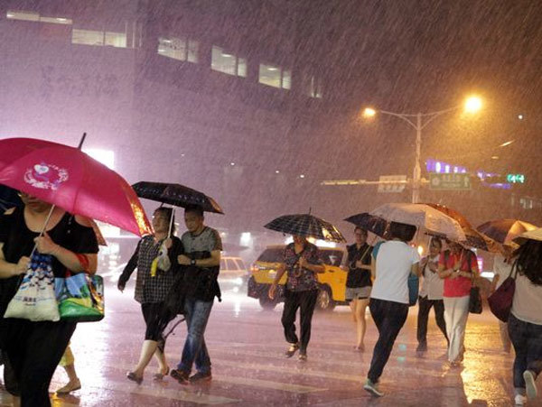 Siêu bão mạnh nhất năm 'càn quét' Đài Loan