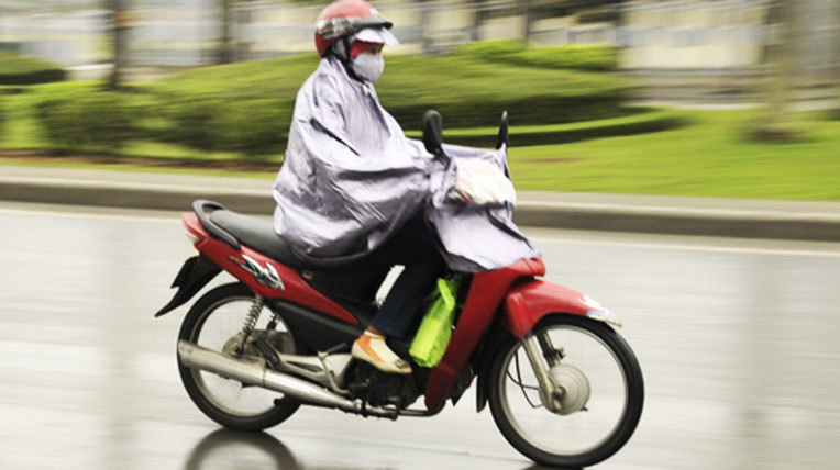 Tá hỏa với cách đi xe máy số như xe ga của chị em