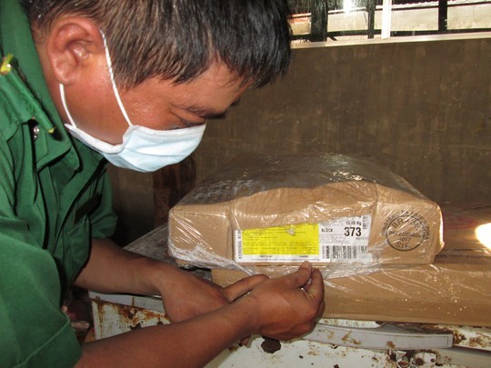 Đùi gà ngoại hết 'đát' giấu trong kho hải sản