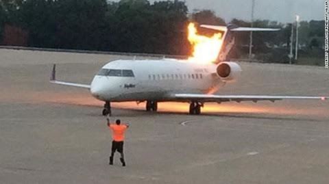 Phi cơ Mỹ bốc cháy ngùn ngụt tại sân bay