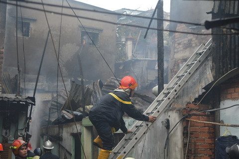 Cháy rụi 10 phòng trọ, cả khu phố náo loạn