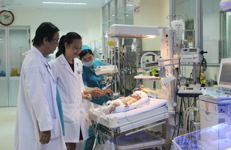 Bé sơ sinh bị người lạ đâm xuyên sọ bằng dao bầu