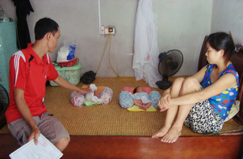 Về Hải Dương thăm 2 bé ra đời từ 'người chồng không có tinh trùng'