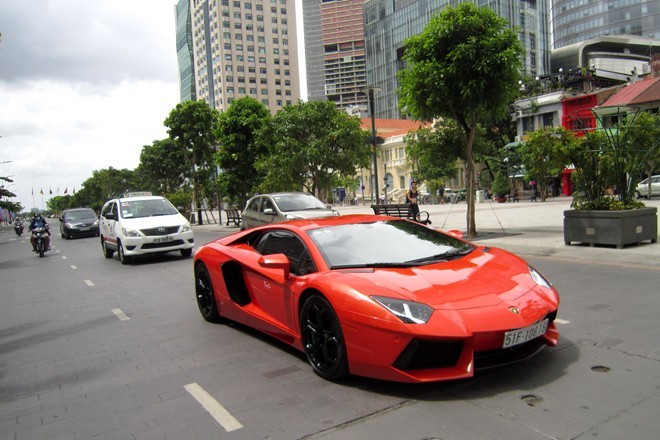 Siêu xe Aventador triệu đô bên phố đi bộ Nguyễn Huệ