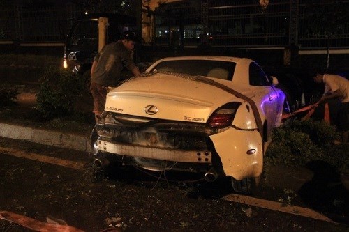 Xe Lexus không biển số 'làm loạn' trên đường