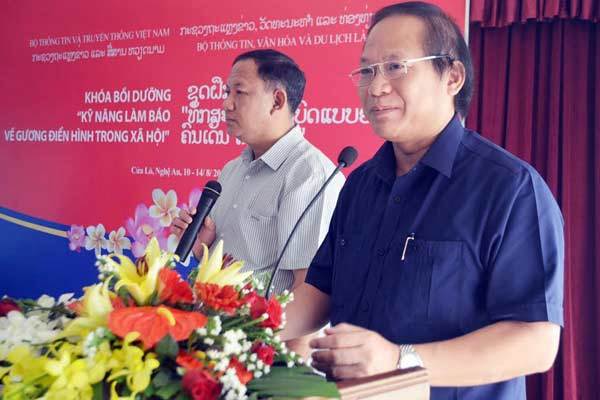 Bồi dưỡng kỹ năng viết về điển hình cho phóng viên Lào