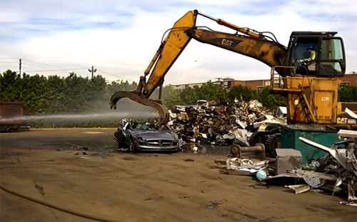 Máy xúc nghiền nát ôtô Mercedes 12 tỷ