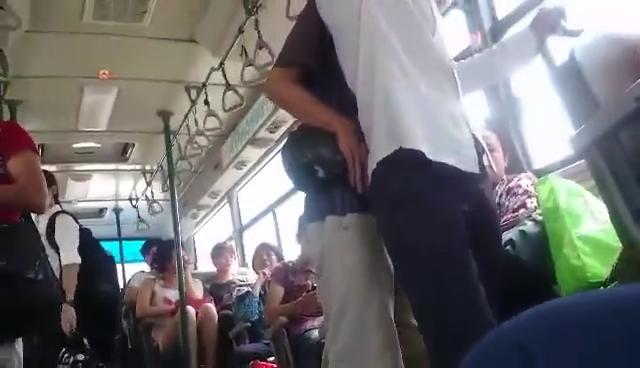 Clip: Kẻ gian móc túi trắng trợn trên xe buýt