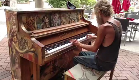 Màn trình diễn piano tuyệt vời của người đàn ông vô gia cư