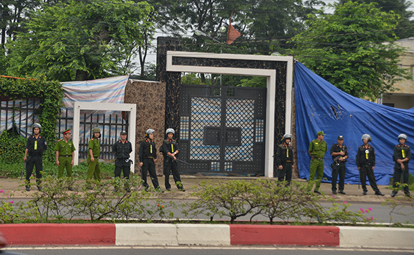 An ninh nghiêm ngặt buổi dựng hiện trường vụ giết 6 người