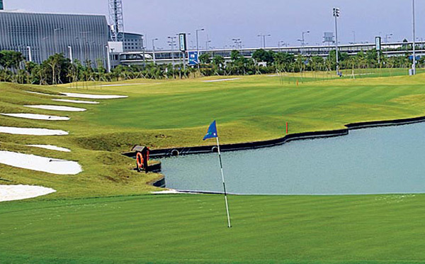 Mở sân golf, casino trong sân bay chiều khách chậm chuyến