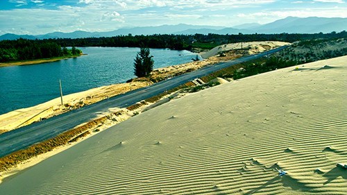 Tỉnh nghèo xây 10 sân golf để đột phá (?!)