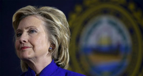 Hillary Clinton nộp máy chủ email cho FBI