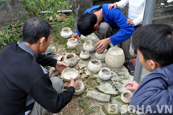 Đi thăm đồng, anh nông dân vớ được kho cổ vật