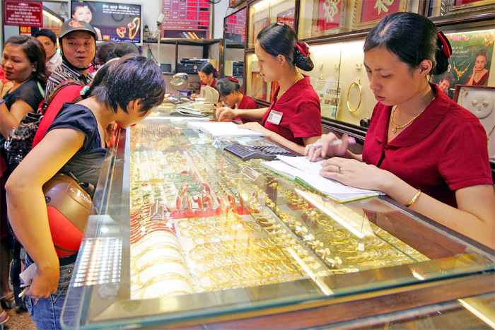 Vàng bật tăng 600 ngàn sau 'cú sốc' tỷ giá