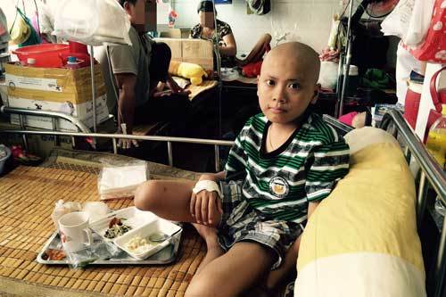 Thương cậu bé 9 năm chống chọi bệnh ung thư
